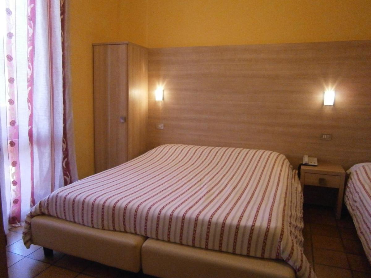 Hotel Chiara Сірміоне Номер фото