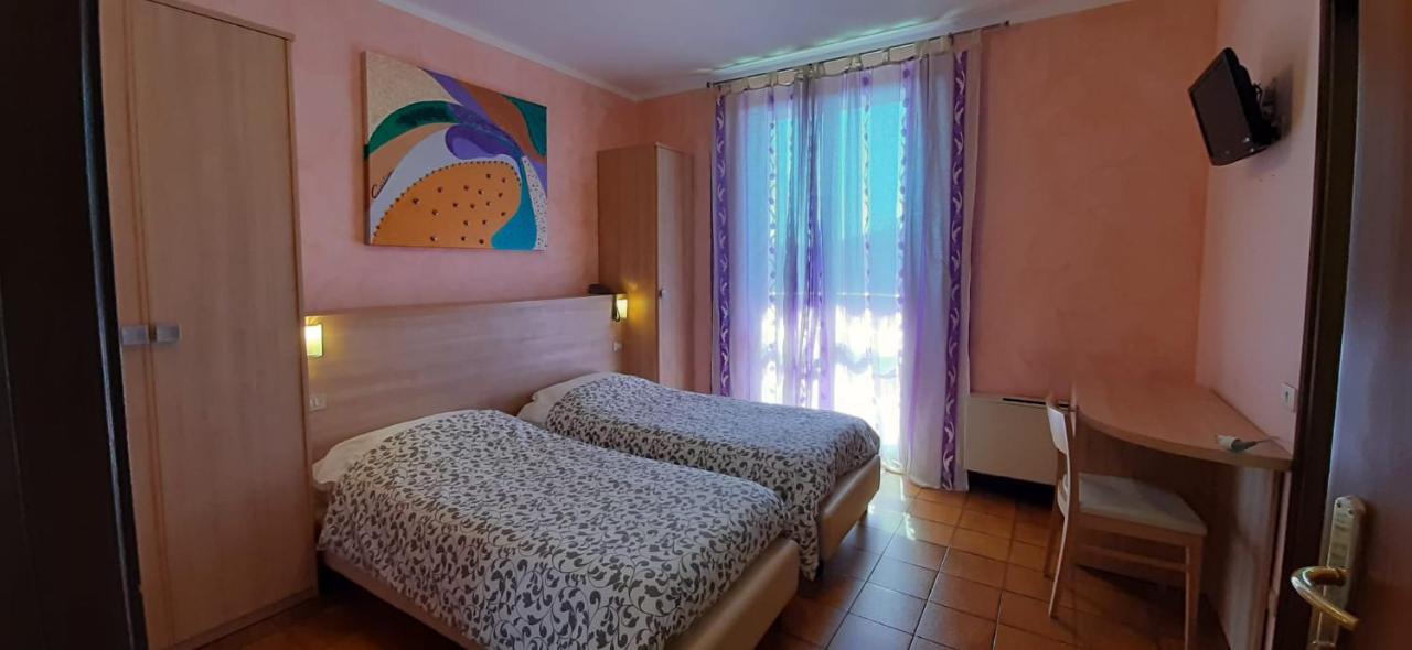 Hotel Chiara Сірміоне Екстер'єр фото