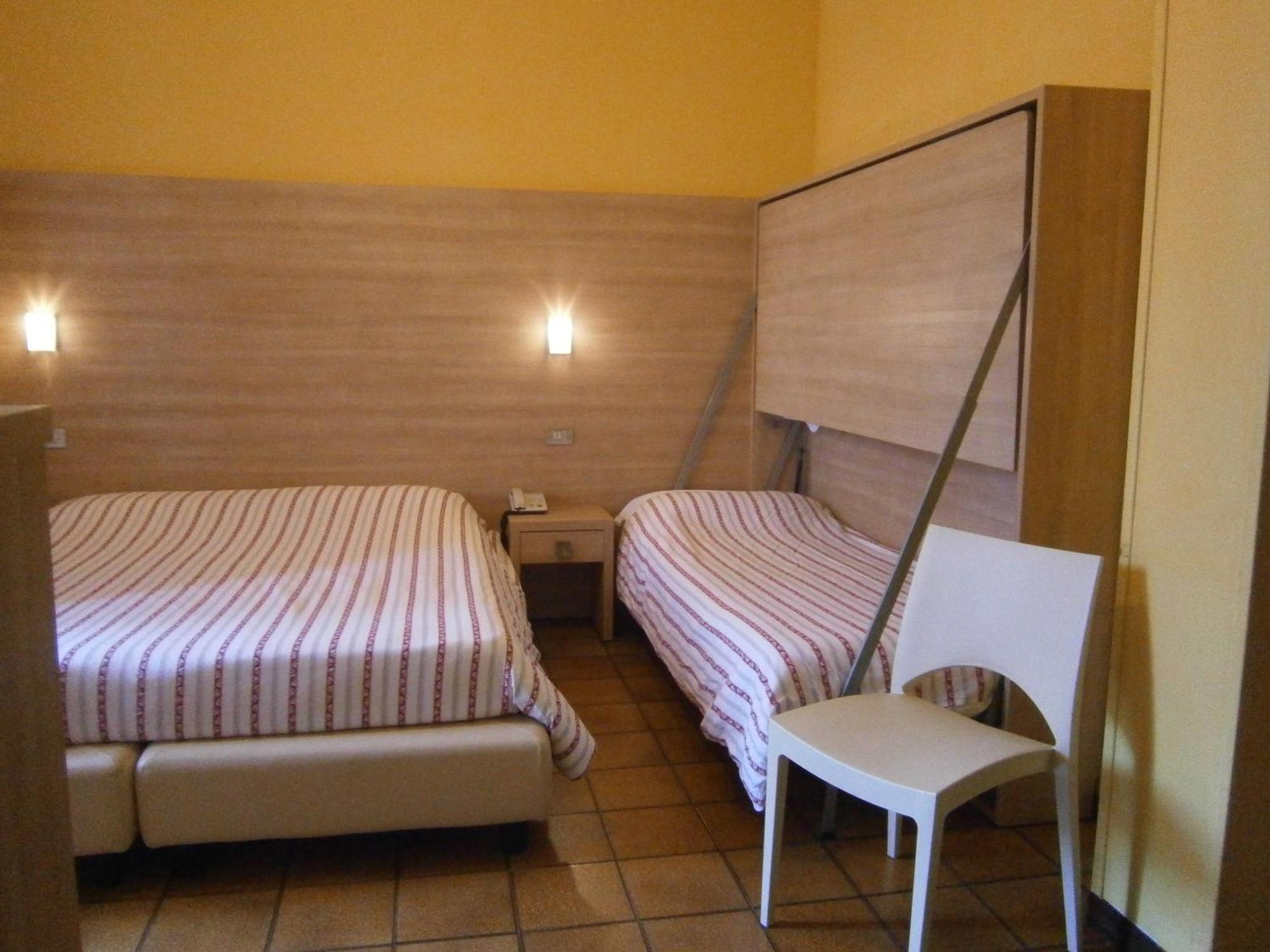 Hotel Chiara Сірміоне Номер фото