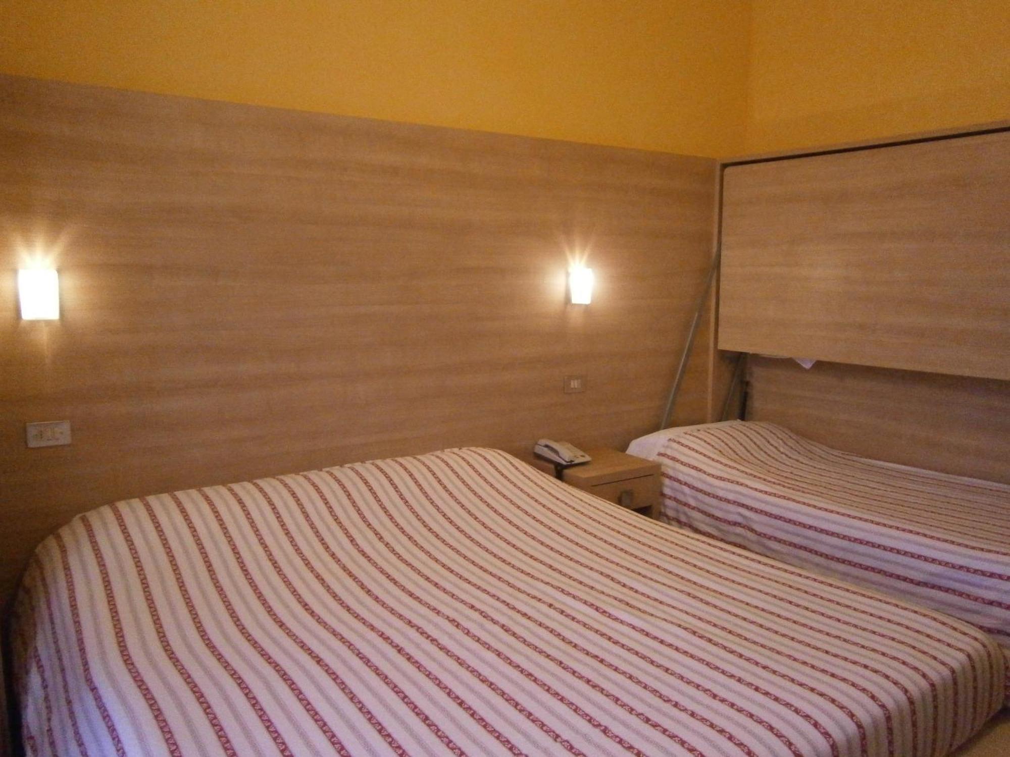Hotel Chiara Сірміоне Номер фото
