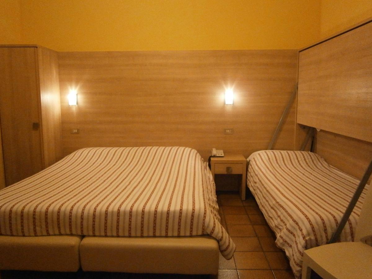 Hotel Chiara Сірміоне Екстер'єр фото